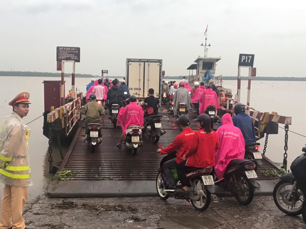 Lực lượng Cảnh sát đường thủy CATP Hải Phòng kiểm soát, hướng dẫn, bảo đảm an toàn cho trên 3.000 công nhân Khu công nghiệp Vship qua phà nghỉ tránh bão ngày 01/8/2019.