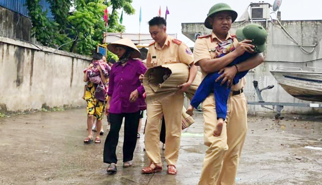 Cán bộ Trạm Cảnh sát đường thủy Máy Chay (TP Hải Phòng) hỗ trợ người dân sơ tán trước khi bão về.