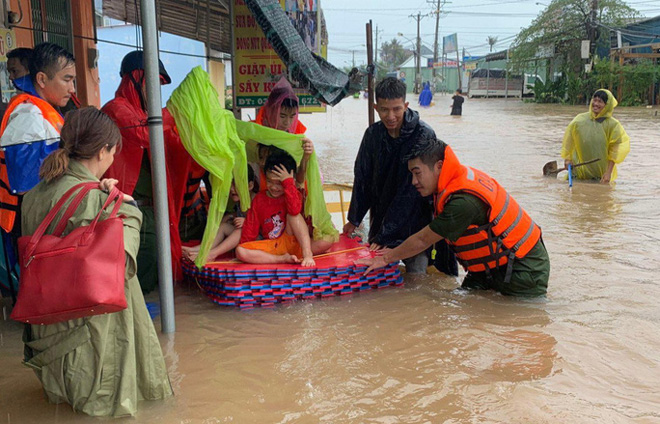 Lực lượng Công an giúp dân chống chọi với thiên tai, lũ lụt