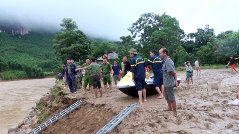 Công an huyện Quan Sơn và lực lượng Cảnh sát PCCC nỗ lực tìm kiếm người bị mất tích.