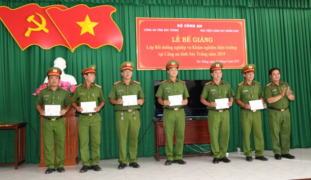 Đại tá, PGS.TS Phạm Công Nguyên - Phó Giám đốc Học viện trao giấy chứng nhận cho các học viên