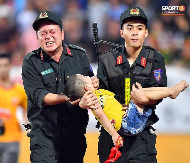 Bức ảnh các cán bộ, chiến sỹ Công an tỉnh Nam Định cứu giúp cháu bé được            báo chí và cộng đồng mạng đăng tải, biểu dương.