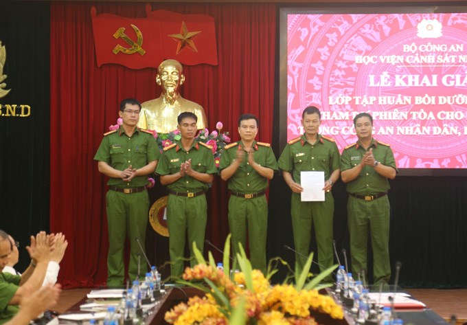 Đại tá, PGS.TS Phạm Công Nguyên - Phó Giám đốc Học viện trao Quyết định thành lập lớp cho Ban cán sự lớp
