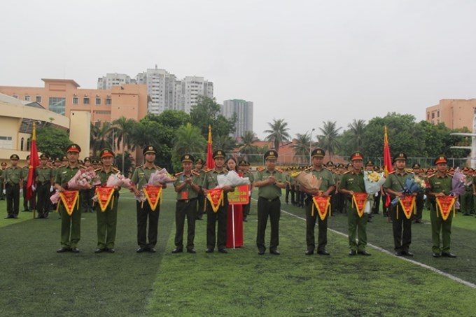 Ban tổ chức tặng Hoa, cờ lưu niệm cho các đơn vị tham dự Hội thi