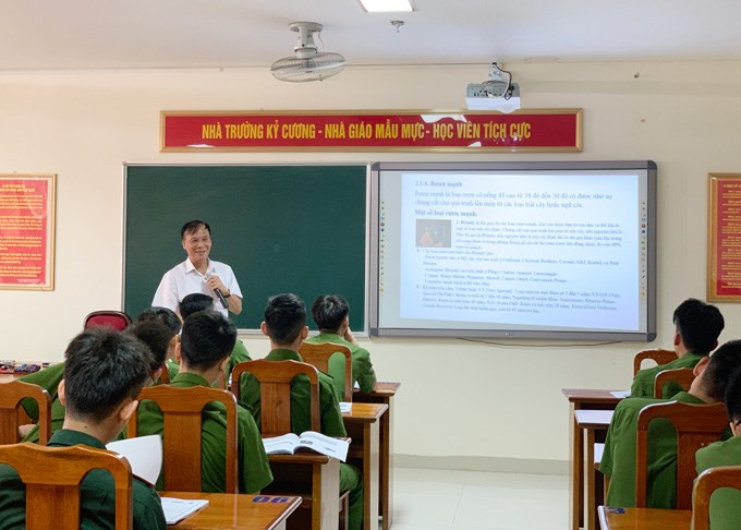 Ông Bùi Huynh Long, nguyên Chánh văn phòng Uỷ ban ATGT Quốc gia tham gia giảng dạy