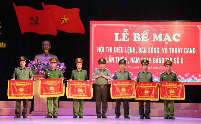 Thiếu tướng Lê Văn Thắng, Giám đốc Học viện ANND, Trưởng ban Tổ chức Bảng thi số 6 trao thưởng cho các đội tuyển đạt giải thưởng toàn đoàn