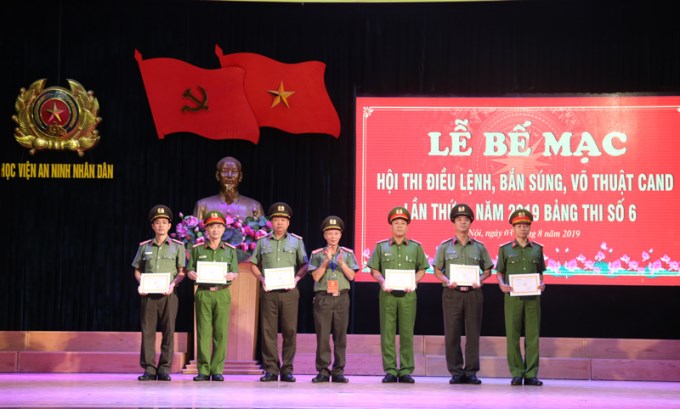 Đại tá Phạm Bá Hậu, Phó Cục trưởng Cục công tác Đảng và công tác chính trị trao thưởng cho các tập thể, cá nhân đạt giải ở các nội dung thi