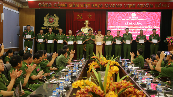 Thiếu tướng, GS. TS Trần Minh Hưởng Giám đốc Học viện trao chứng chỉ cho các học viên lớp học