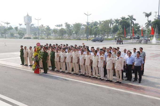 Tập thể cựu học viên khóa D10 dâng hoa, báo công tại tượng đài Chủ tịch Hồ Chí Minh