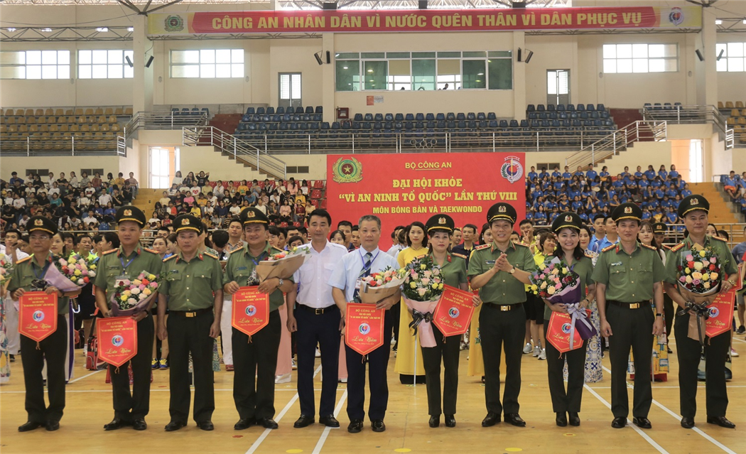Thứ trưởng Lương Tam Quang; đồng chí Hồ Đại Dũng, Phó Chủ tịch Ủy ban nhân dân tỉnh Phú Thọ trao Cờ lưu niệm và hoa tặng các Trưởng đoàn vận động viên.