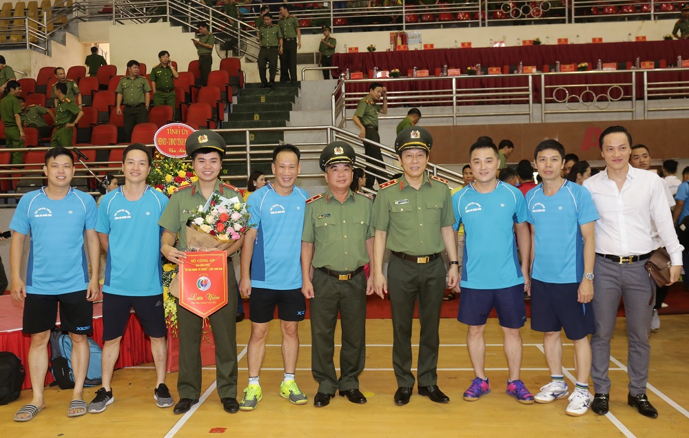 Thứ trưởng Lương Tam Quang cùng các Đoàn vận động viên.