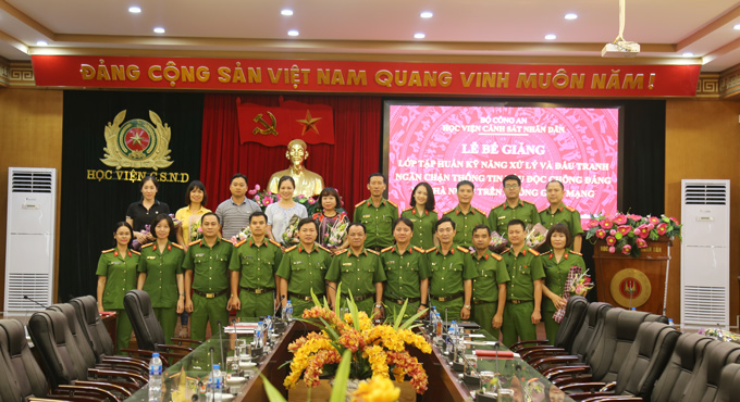 Thiếu tướng, PGS.TS Đặng Xuân Khang, Phó Giám đốc Học viện chúc mừng các học viên hoàn thành lớp tập huấn