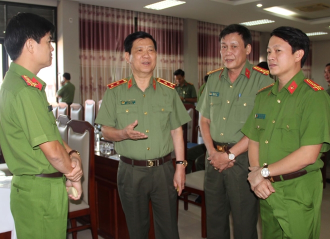 Thứ trưởng Nguyễn Văn Sơn trao đổi với các đại biểu bên lề Hội nghị.