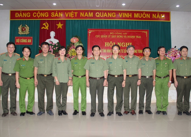 Thứ trưởng Nguyễn Văn Sơn cùng các đại biểu tham dự Hội nghị.
