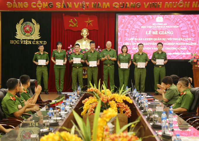 Thiếu tướng, PGS. TS Trần Minh Chất, Phó Giám đốc Học viện trao chứng chỉ cho các học viên kháo tập huấn