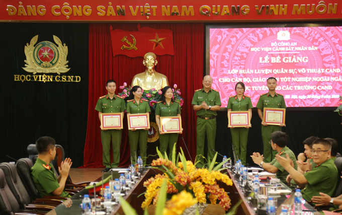 Thiếu tướng, PGS. TS Trần Minh Chất, Phó Giám đốc Học viện trao giấy khen cho các học viên có thành tích xuất sắc