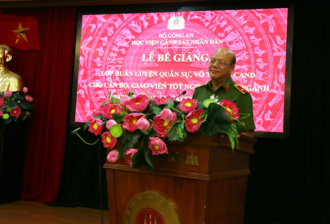 Thiếu tướng, PGS. TS Trần Minh Chất, Phó Giám đốc Học viện phát biểu tại buổi lễ