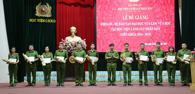 Thiếu tướng, GS. TS Trần Minh Hưởng trao chứng chỉ cho các học viên tốt nghiệp khóa học