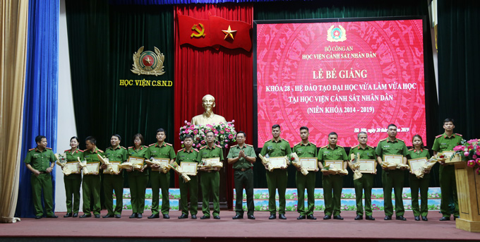 Đại tá Nguyễn Đăng Sáu, Phó Cục trưởng Cục Đào tạo, Bộ Công an trao giấy khen cho các học viên có thành tích xuất sắc