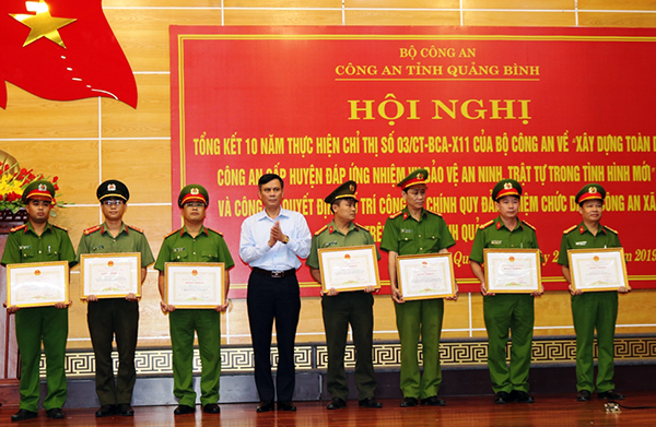 Thứ trưởng Nguyễn Văn Sơn trao tặng Bằng khen của Bộ Công an cho các tập thể, cá nhân.