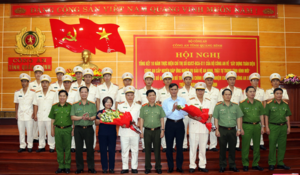 Thứ trưởng Nguyễn Văn Sơn cùng đại diện lãnh đạo tỉnh và cán bộ, chiến sỹ Công an Quảng Bình.