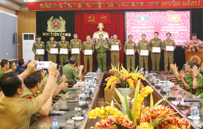 Đại tá, PGS.TS Phạm Công Nguyên, Phó Giám đốc Học viện trao chứng chỉ cho các học viên khóa học