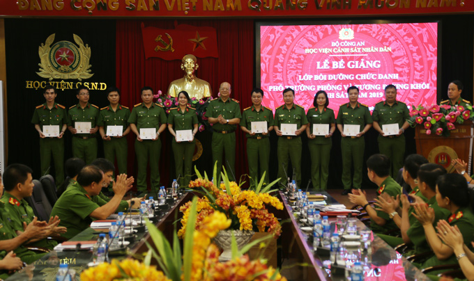 Thiếu tướng, PGS.TS Trần Minh Chất, Phó Giám đốc Học viện trao chứng chỉ cho các học viên lớp học