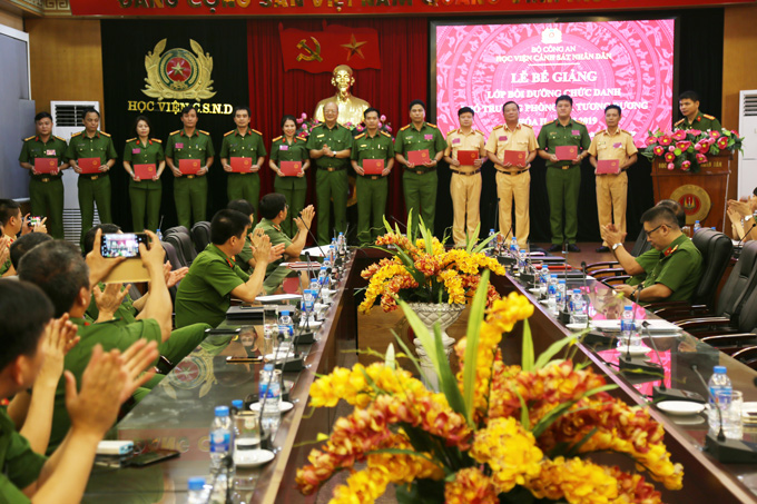 Thiếu tướng, PGS.TS Trần Minh Chất trao chứng chỉ cho các học viên lớp học
