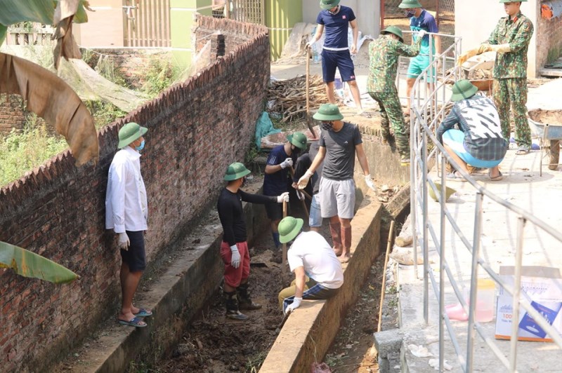 Học viên khóa D44 giúp nhân dân nạo vét kênh mương, dọn dẹp vệ sinh môi trường