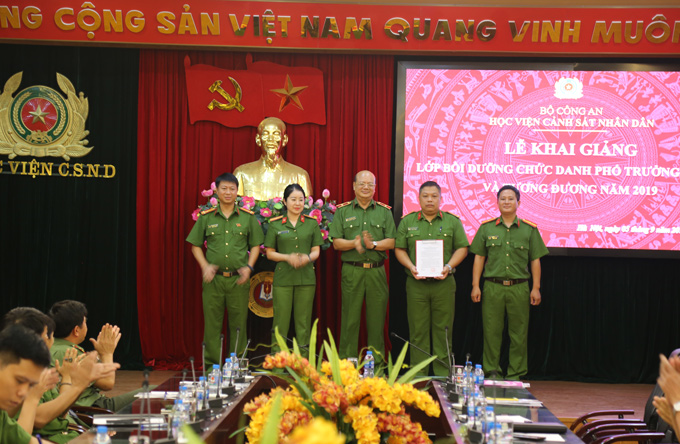 Thiếu tướng, PGS.TS Trần Minh Chất, Phó Giám đốc Học viện trao Quyết định thành lập lớp học cho Ban cán sự lớp
