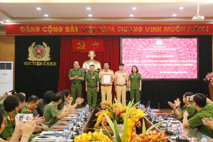 Thiếu tướng, PGS.TS Trần Minh Chất, Phó Giám đốc Học viện trao Quyết định thành lập lớp học cho ban cán sự lớp