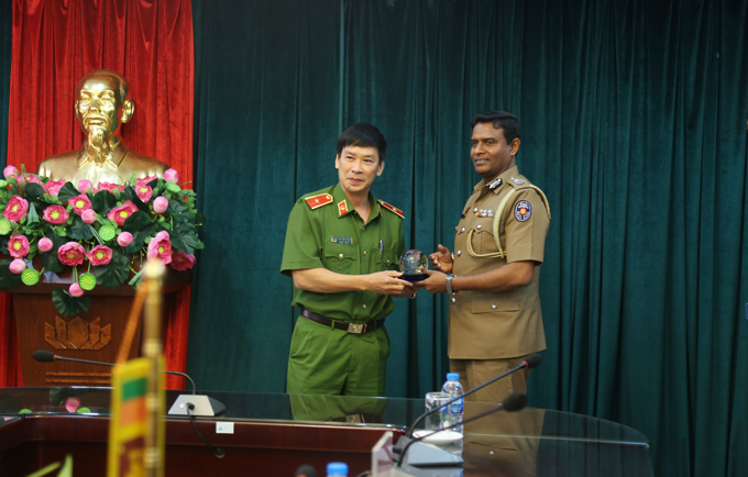 Thiếu tướng, GS. TS Trần Minh Hưởng – Giám đốc Học viện CSND trao tặng phẩm lưu niệm cho Trưởng đoàn Cảnh sát quốc gia Xri Lan-ca