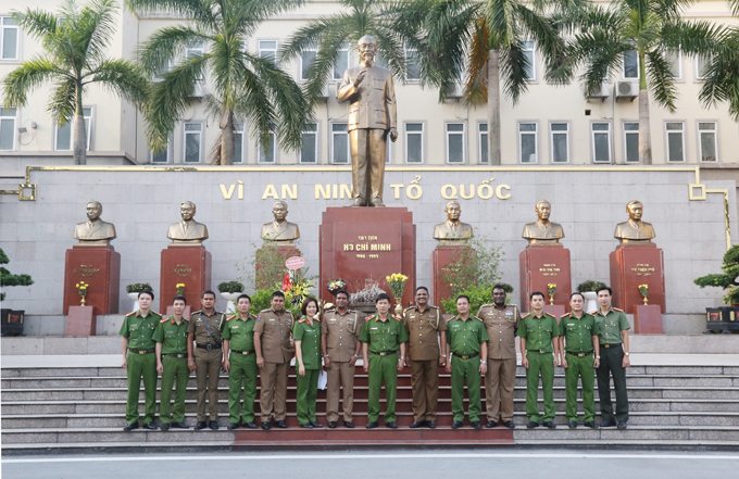 Các đại biểu chụp ảnh lưu niệm tại Khu tượng đài Chủ tịch Hồ Chí Minh và các cố Bộ trưởng Bộ Nội vụ, Bộ Công an qua các thời kỳ