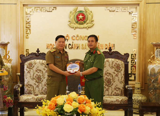 Học viện CSND tặng quà lưu niệm cho Đại tá Bun-lặm Phạ-xay-sổm-bắt