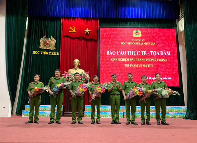 Thiếu tướng, GS.TS Nguyễn Đắc Hoan, Phó Giám đốc Học viện tặng Giấy khen cho các cá nhân có thành tích xuất sắc