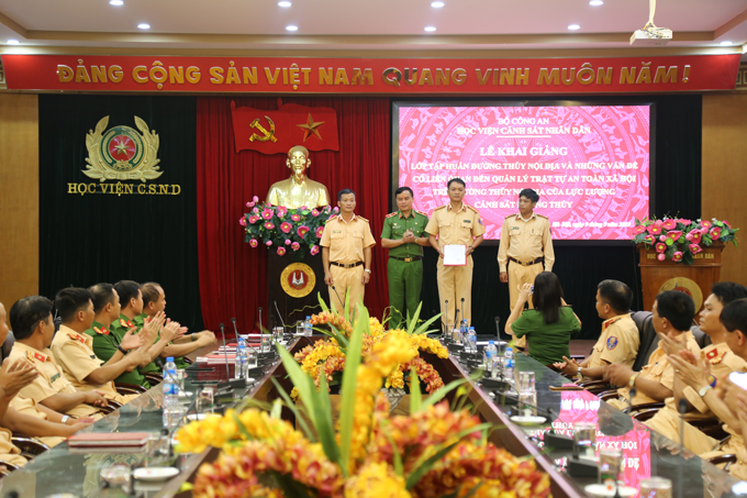 Thiếu tướng, GS.TS Nguyễn Đắc Hoan, Phó Giám đốc Học viện trao Quyết định thành lập lớp học cho Ban cán sự lớp