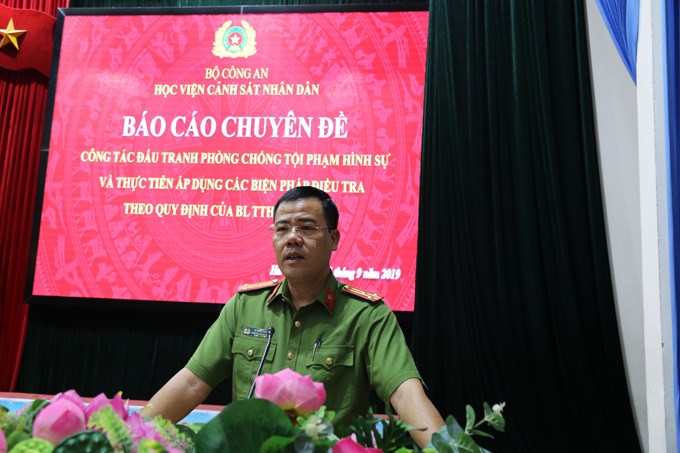 Thượng tá Lê Khắc Sơn, Phó Trưởng phòng Cảnh sát hình sự, Công an thành phố Hà Nội trao đổi với học viên chuyên ngành CSHS