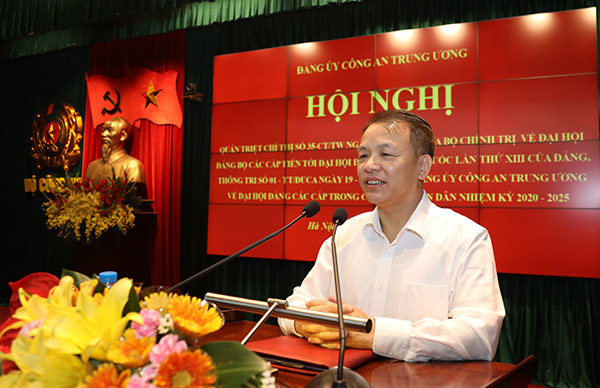 Đồng chí Lê Quang Vĩnh quán triệt Chỉ thị số 35-CT/ TW của Bộ Chính trị.