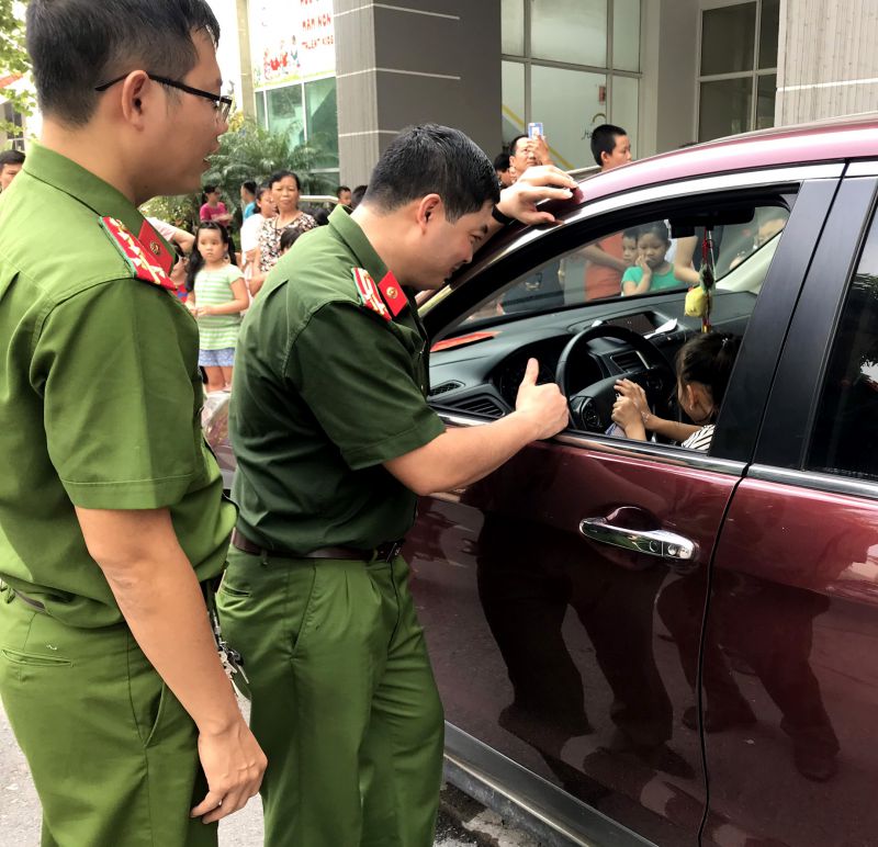 Thượng tá, PGS.TS Nguyễn Minh Hiển hướng dẫn cách bật đèn khẩn cấp.