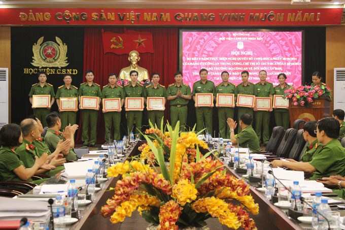 Thiếu tướng, GS.TS Trần Minh Hưởng trao Giấy khen cho các đơn vị có nhiều thành tích nổi bật