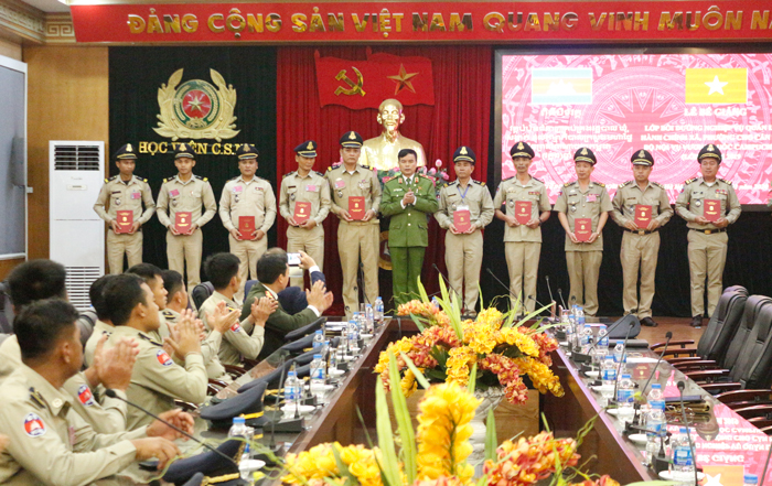 Thiếu tướng, GS. TS Nguyễn Đắc Hoan, Phó Giám đốc Học viện trao chứng chỉ cho học viên lớp học