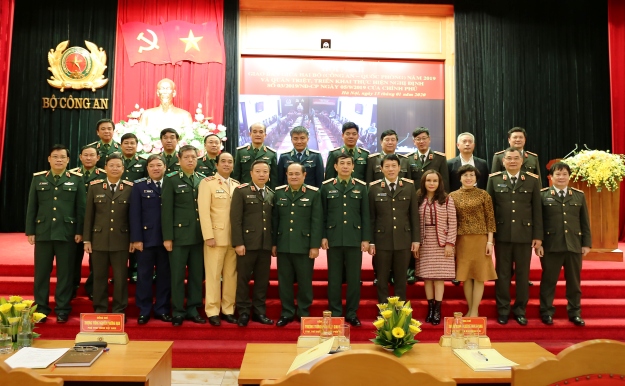 Thứ trưởng Lương Tam Quang; Thứ trưởng Phan Văn Giang cùng các đại biểu tham dự Hội nghị.