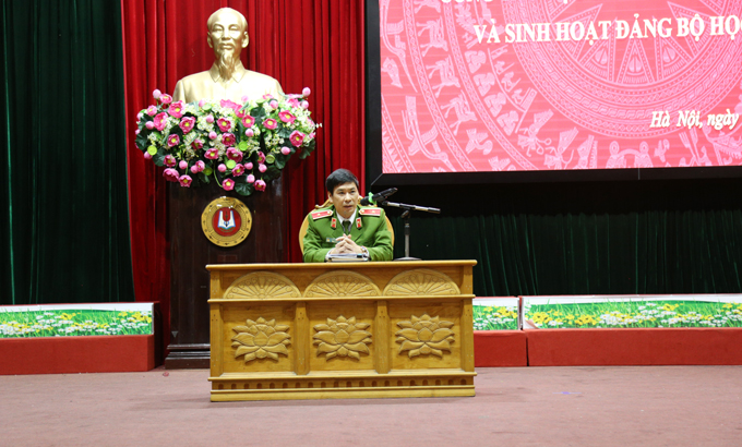 Thiếu tướng, GS.TS Trần Minh Hưởng, Bí thư Đảng ủy, Giám đốc Học viện điều hành phần tham luận và phát biểu chỉ đạo tại hội nghị