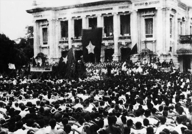Ngày 19/8/1945, cả Thủ đô ngập tràn cờ đỏ sao vàng. Hàng chục vạn người dân ở Hà Nội và các tỉnh lân cận theo các ngả đường kéo về quảng trường Nhà hát lớn Hà Nội dự cuộc mít tinh lớn chưa từng có của quần chúng cách mạng, hưởng ứng cuộc Tổng khởi nghĩa giành chính quyền. Ảnh: Tư liệu TTXVN