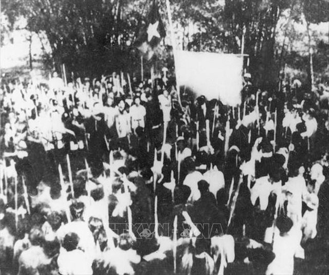 Nhân dân Sài Gòn với tầm vông nhọn tham gia Tổng khởi nghĩa giành chính quyền, ngày 25/8/1945. Ảnh: Tư liệu.