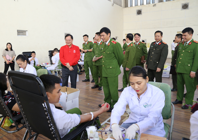 Đồng chí Giám đốc Học viện và các đại biểu động viên cán bộ, học viên tham gia hiến máu