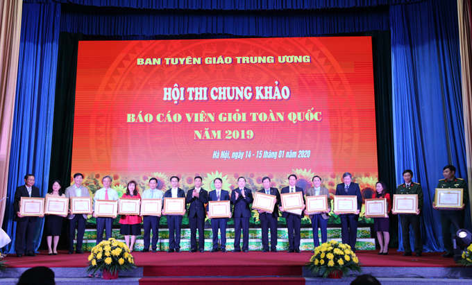 Tặng Bằng khen cho 19 đơn vị có thành tích cao trong tổ chức Hội thi Báo cáo viên giỏi năm 2019