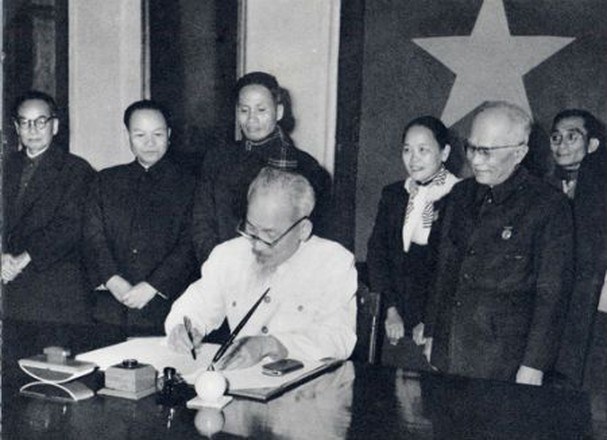 Chủ tịch Hồ Chí Minh ký sắc lệnh công bố Hiến pháp năm 1959, ngày 1/1/1960. (Ảnh: Tư liệu TTXVN)