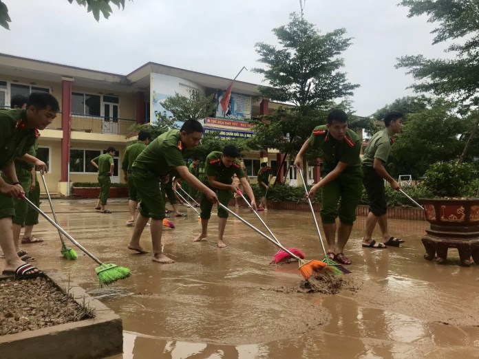 Công an Quảng Bình khắc phục hậu quả mưa lũ tại trường học trên địa bàn. Ảnh: Quang Văn.