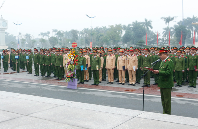 Đại biểu và học viên dâng hương trước Tượng đài Chủ tịch Hồ Chí Minh và các cố Bộ trưởng Bộ Nội vụ, Bộ Công an tại lễ xuất quân